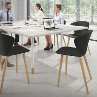 Skandinavischer Stuhl Emily, ergonomische Sitzfläche, Holzbeine