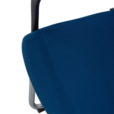 konferenzstuhl blau rotes atmungsaktives netzstoff feste armlehnen 9